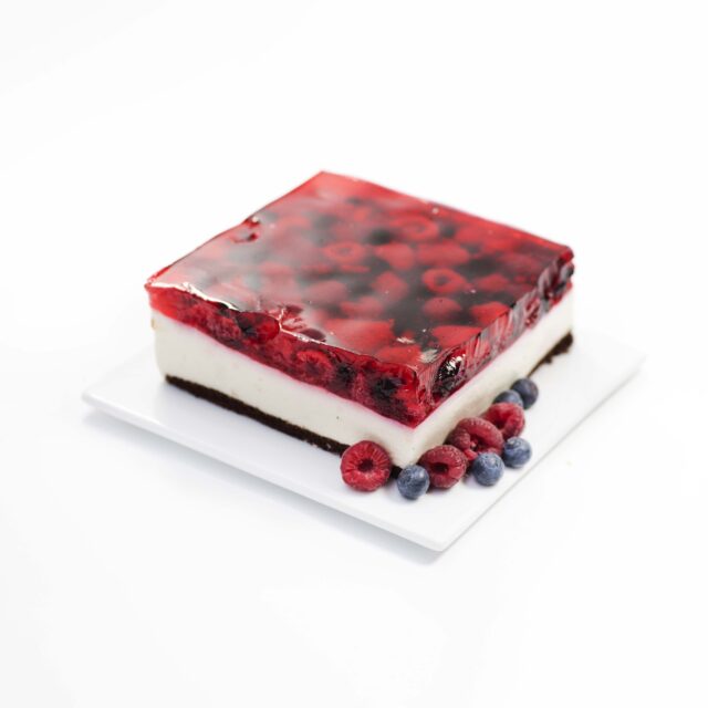 sernik na zimno z malinami