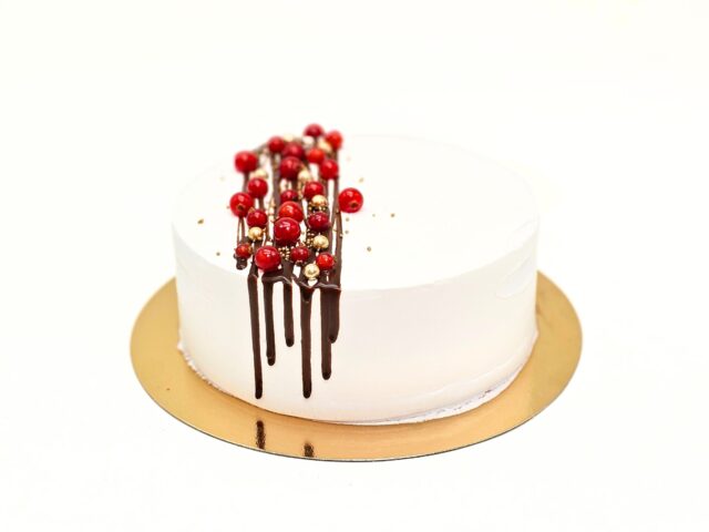 tort firmowy czarna porzeczka