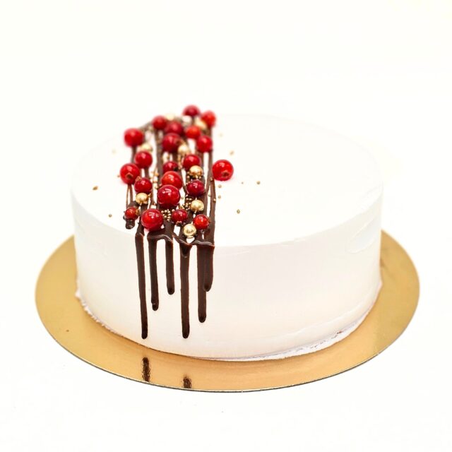 tort firmowy czarna porzeczka